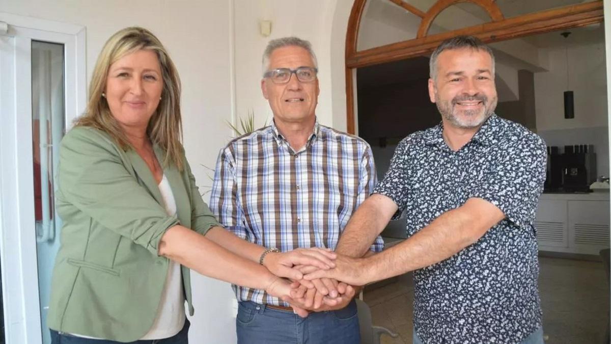 Ripoll, Martínez i Llorens tancant el pacte de Govern del 2023 a l'Hotel Marina