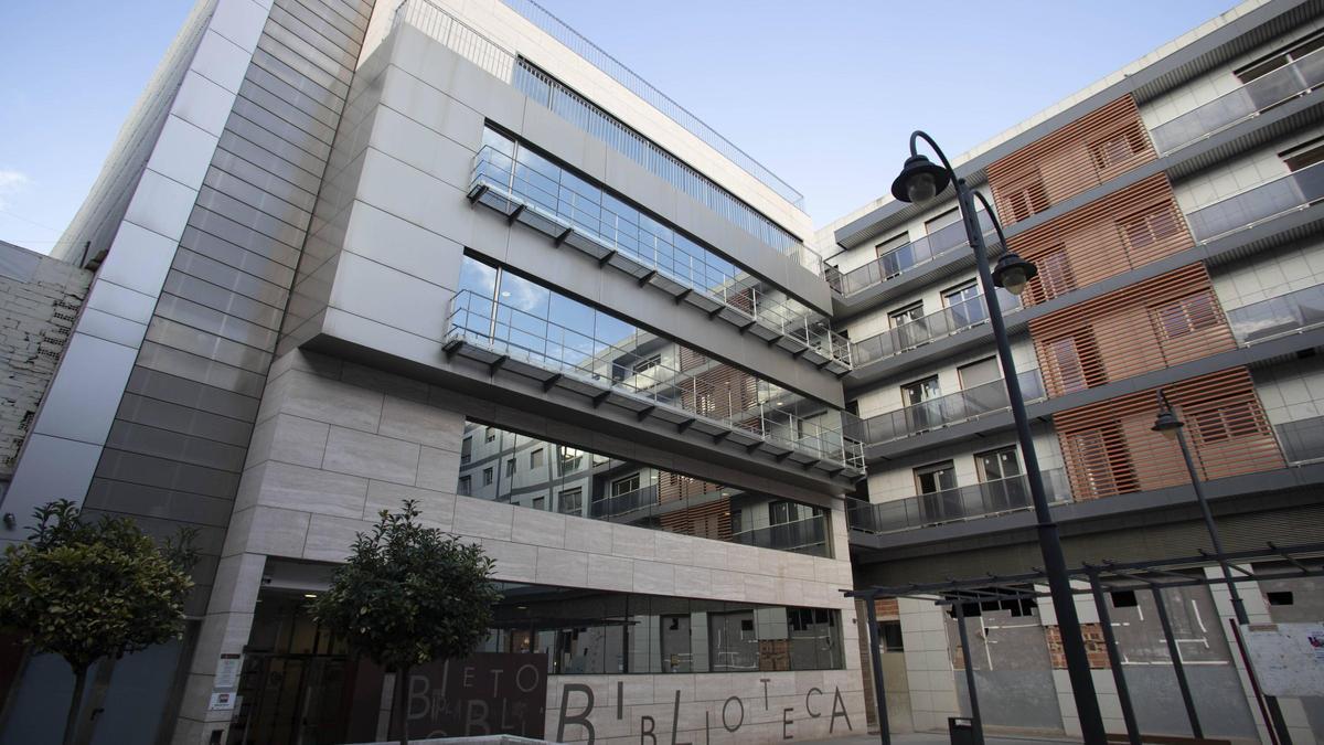 La Biblioteca Municipal de Alzira y el edificio que la rodea