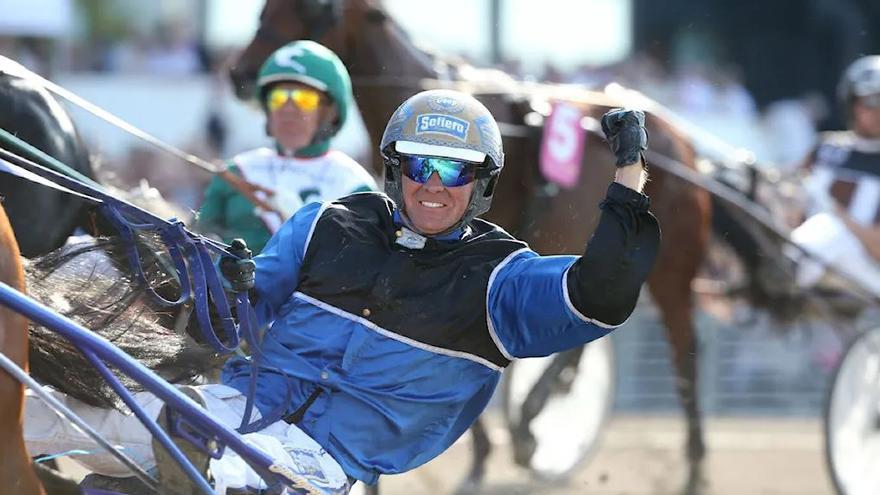 Björn Goop celebra su triunfo con Timoko en el Elitloppet.