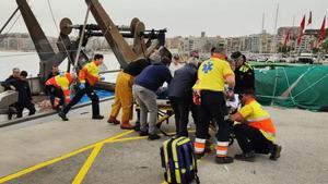 Los servicios de emergencia de Blanes atienden al pescador que sufrió un ictus.