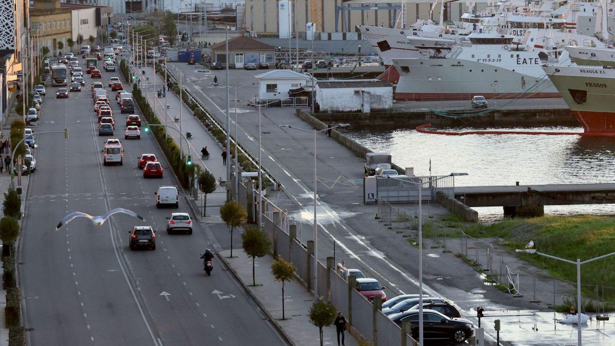 Vista de la Avenida de Beiramar con el tráfico en superficie y los muelles.