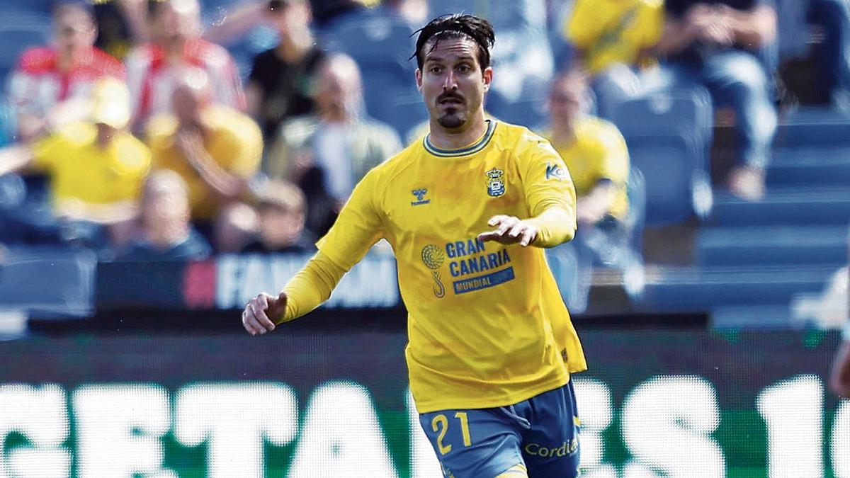 José Campaña controla el esférico, en la pasada jornada, ante el Athletic Club de Bilbao, en el Estadio de Gran Canaria.