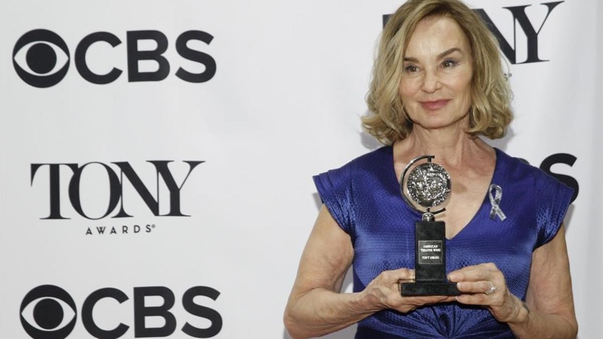 Jessica Lange, con su premio Tony por 'Long day's journey into night'.