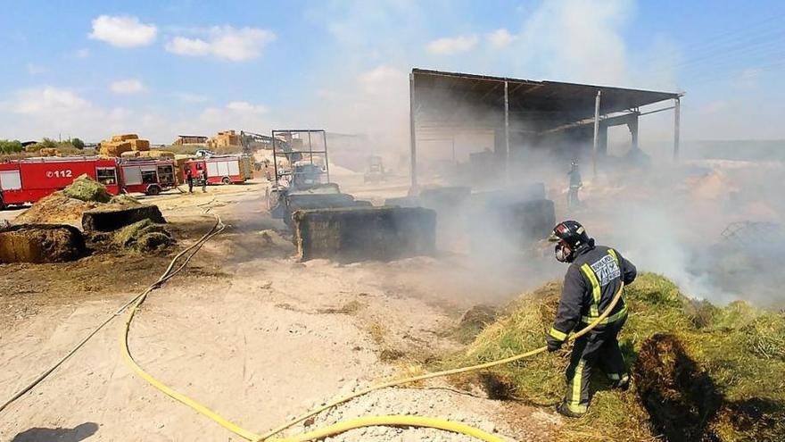 Los bomberos, en la nave incendiada en Las Torres de Cotillas.