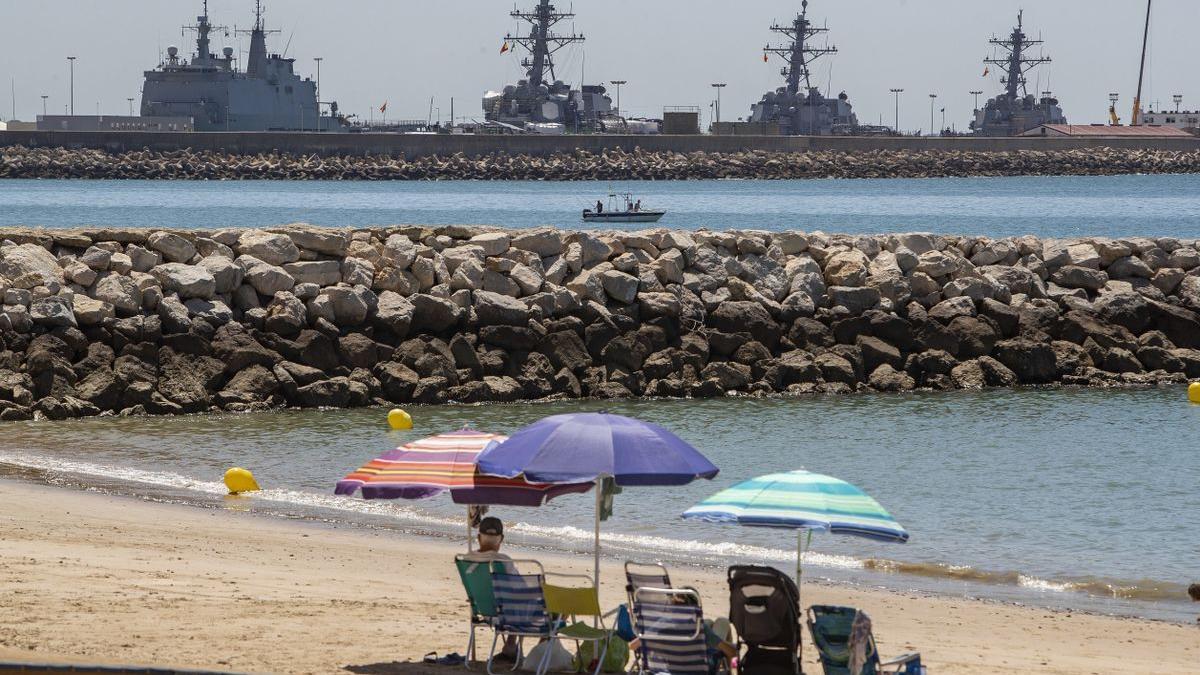 Playa de Los Galeones (Cádiz), desde donde puede verse la Base Naval de Rota.