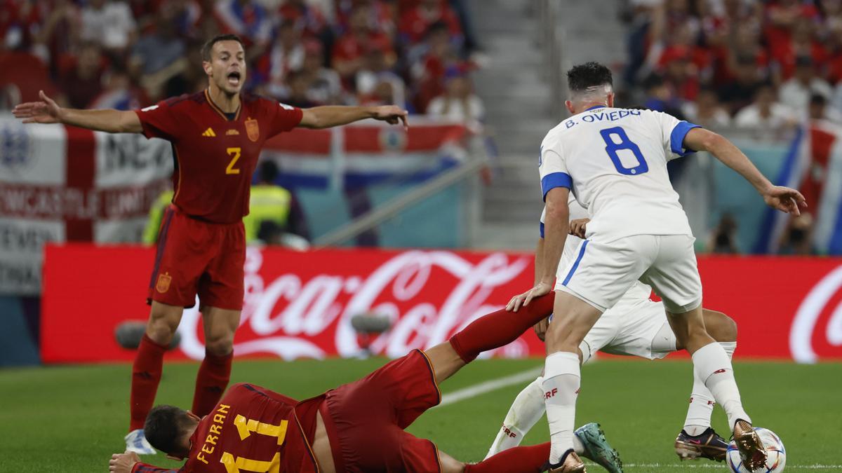 Mundial de Fútbol: España - Costa Rica. César Azpilicueta reclama una falta sobre Ferran Torres.