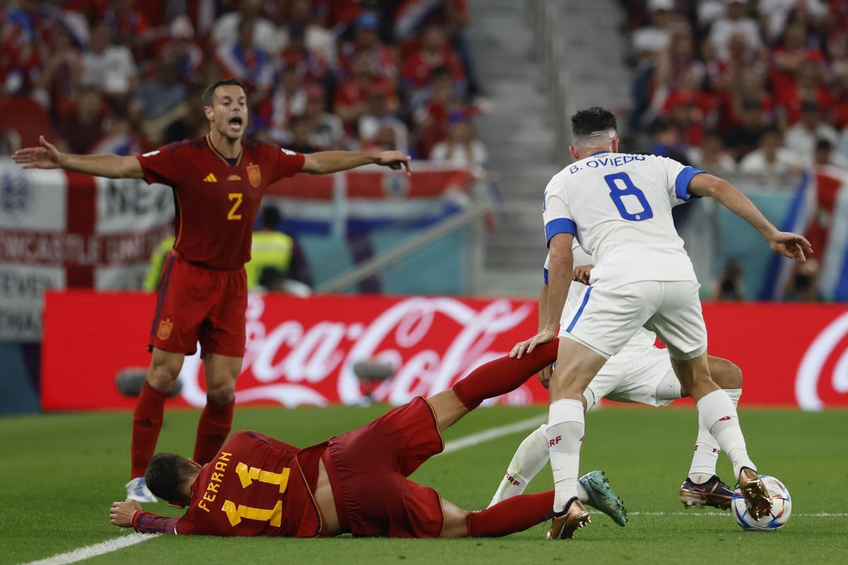 Mundial de Fútbol: España - Costa Rica. César Azpilicueta reclama una falta sobre Ferran Torres.