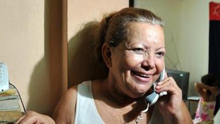 Laura Pollán, líder de las Damas de Blanco, familiares de 75 disidentes cubanos encarcelados en 2003, habla por teléfono.