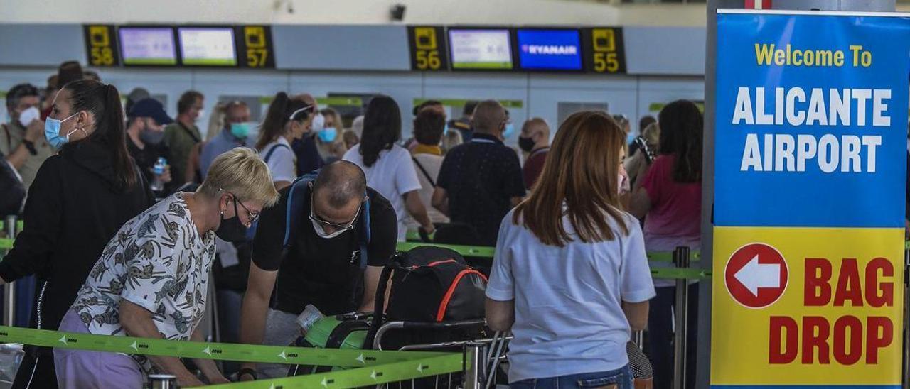 Pasajeros esperan para embarcar en el aeropuerto de Alicante.