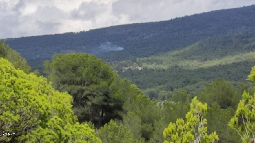 Un rayo provoca un incendio de masa forestal en Petrer