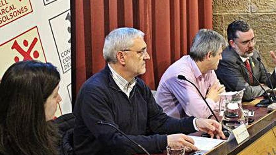 Sara Alarcón, Antoni Màrquez i David Rodríguez escolten Josep M. Tost