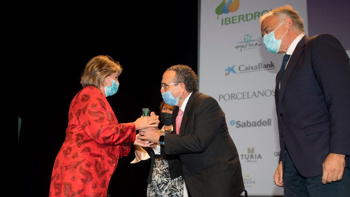 El presidente de Prensa Ibérica, Javier Moll, entrega el premio del año Levante-EMV a Elisa Ferreira, comisaria de cohesión y reformas de la Comisión Europea