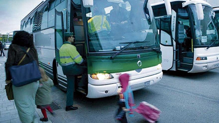 Agentes de la Guardia Civil, durante un control en un autobÃºs de transporte escolar.