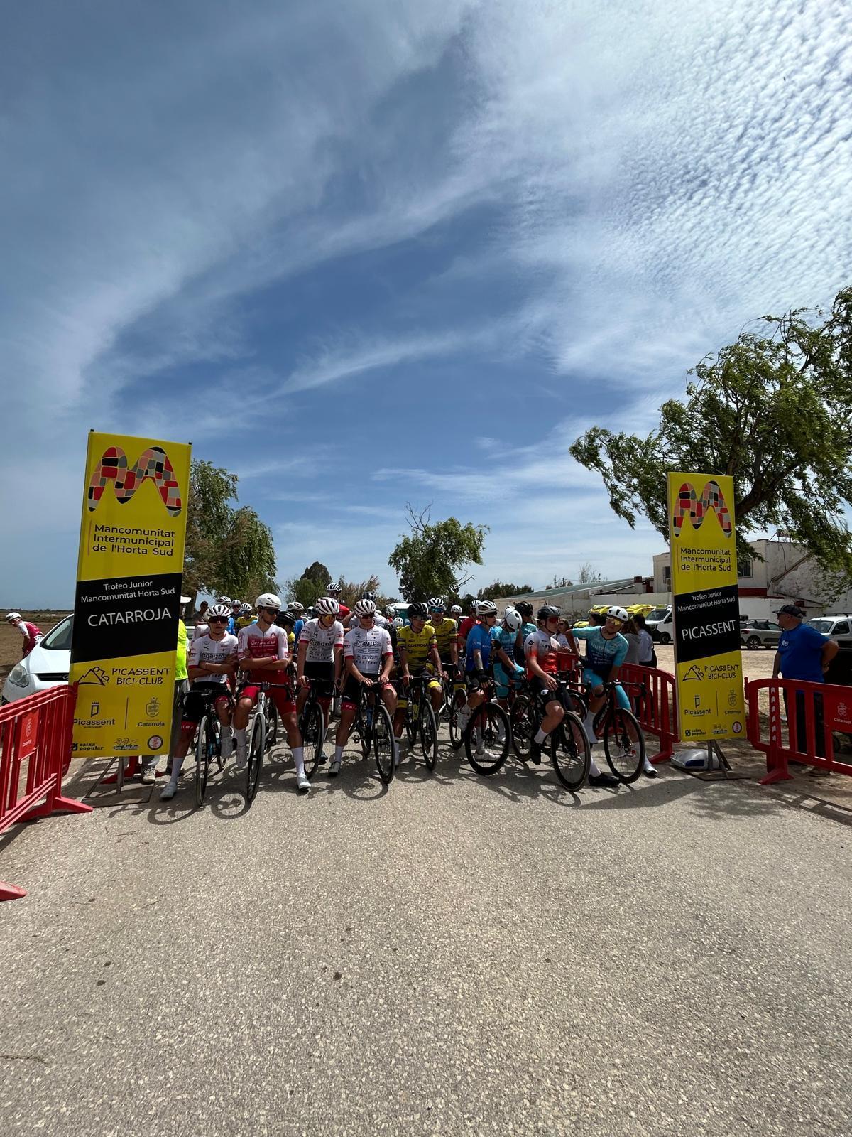 Salida del Trofeo Mancomunitat Horta Sud de ciclismo.