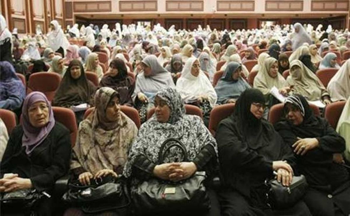 Fotografia facilitada pel grup opositor egipci Germans Musulmans que mostra la primera conferència pública de la seva divisió femenina al Caire (Egipte).