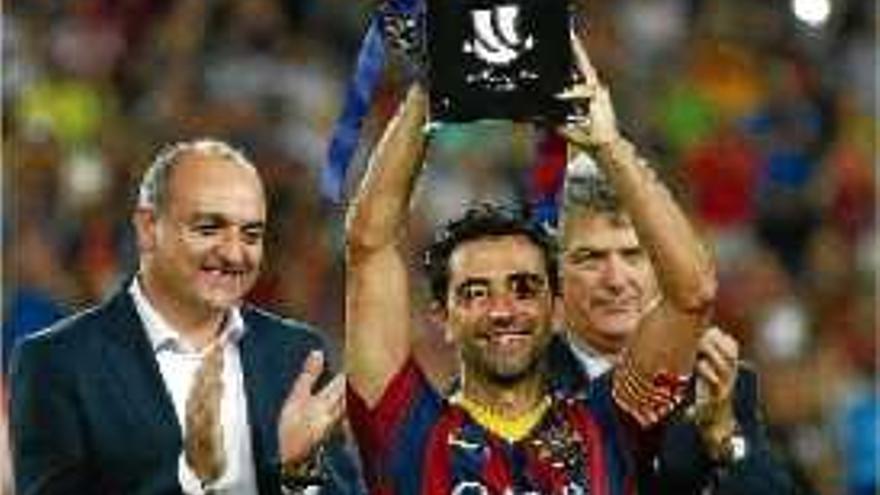 Xavi espera acomiadar-se del Barça aixecant tres trofeus més
