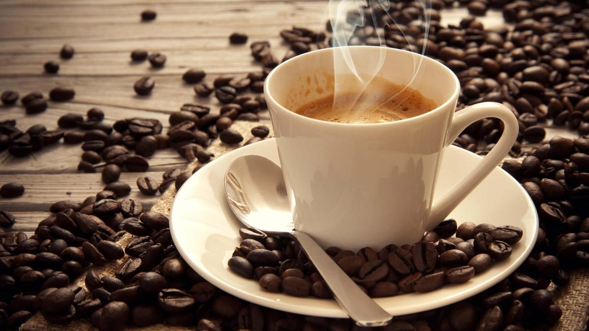 ¿Café con o sin azúcar? La enorme diferencia que supone para el organismo tomarlo de una forma u otra.