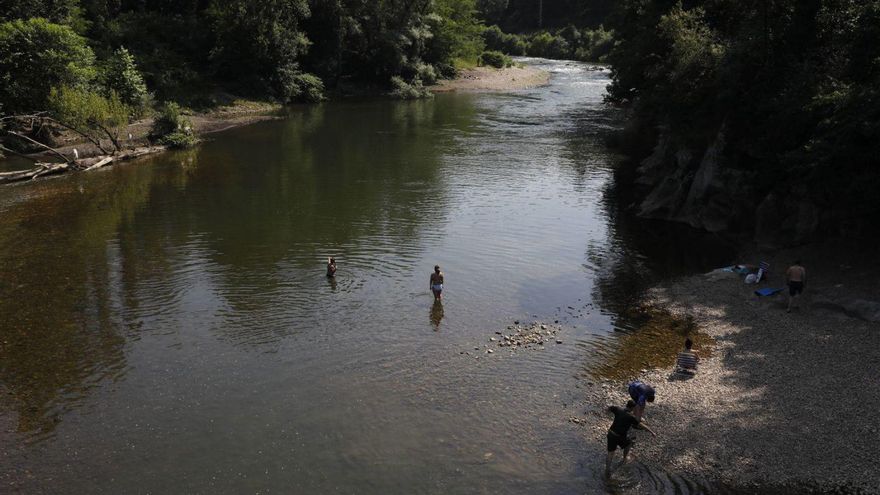 Bañistas, ayer, en la zona en la que se ahogó el joven cubano el pasado miércoles. | FERNANDO RODRÍGUEZ