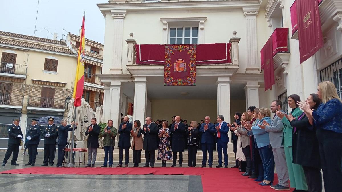 Izado de la bandera ante las puertas del Ayuntamiento de Cabra.