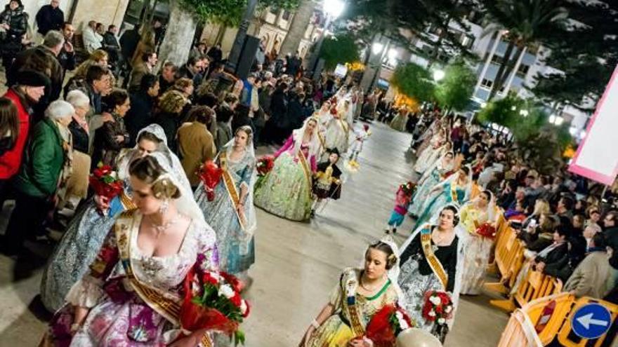 Desfile fallero por una de las calles más céntricas de Cullera.