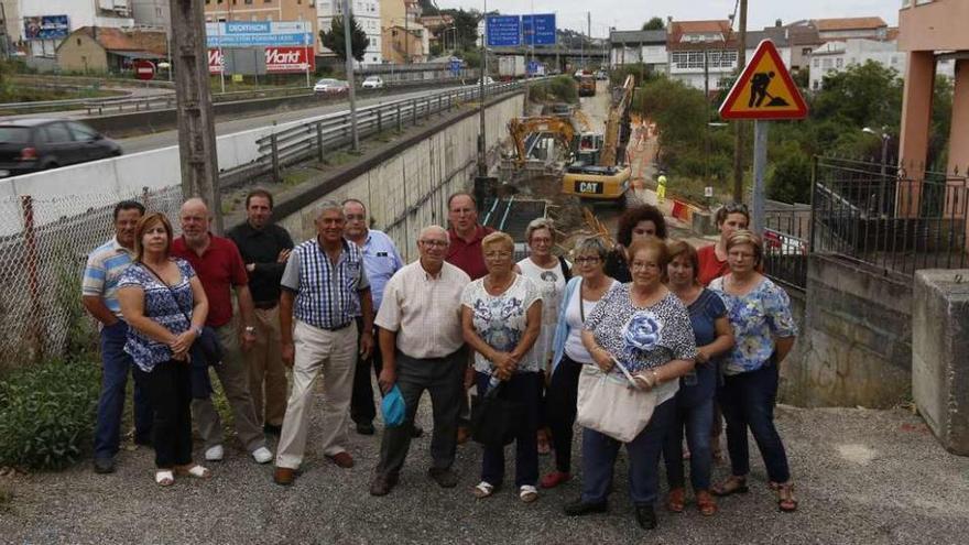 Un grupo de vecinos de Chapela, ayer en el acceso a la obra de la autopista cortada al paso. // R. Grobas