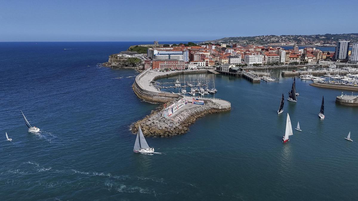 Las embarcaciones, saliendo de Gijón