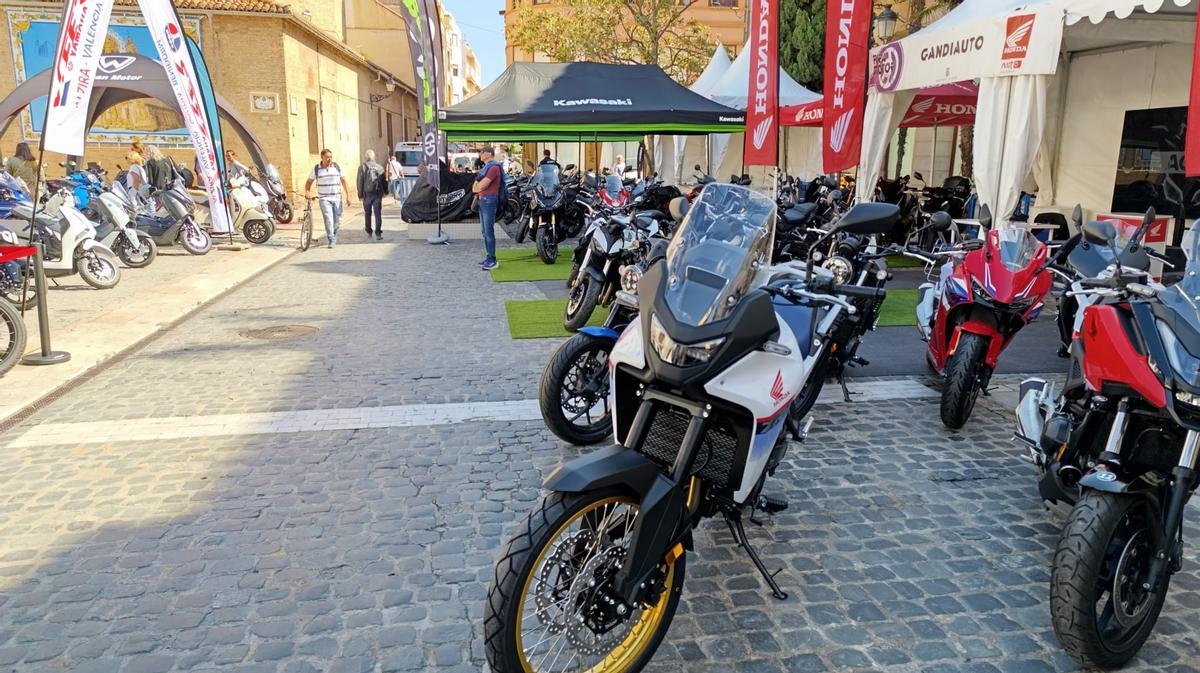 El sector de las dos ruedas, en la plaza Major