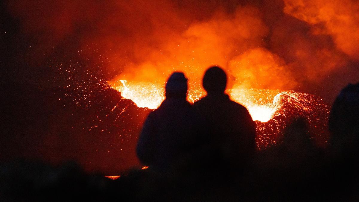 Pasear por un volcán activo es posible en Islandia: te contamos cómo hacerlo