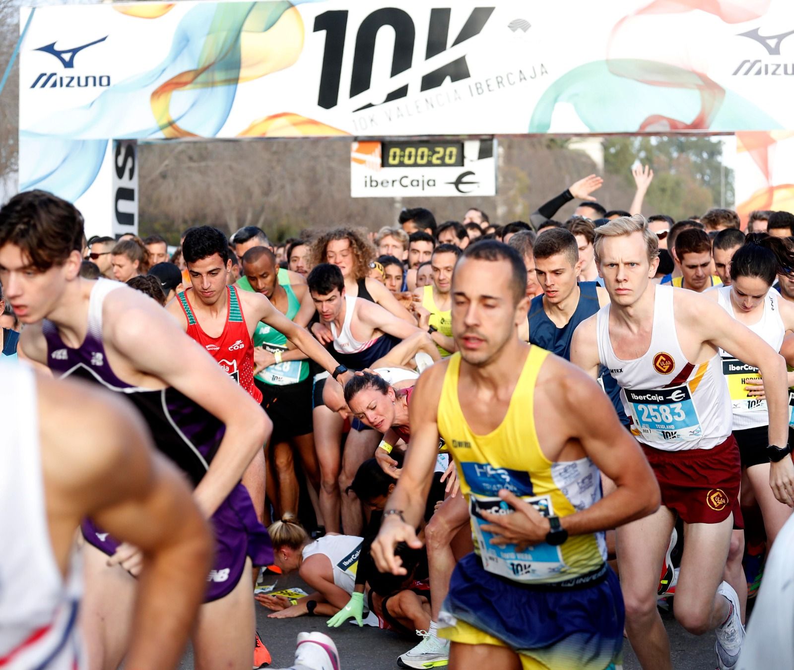 Montones y gente en el suelo en una accidentada salida de la 10K en València