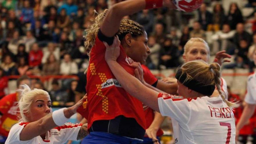 La española Marta Mangué lucha con la defensa danesa durante el pasado torneo de Gijón.