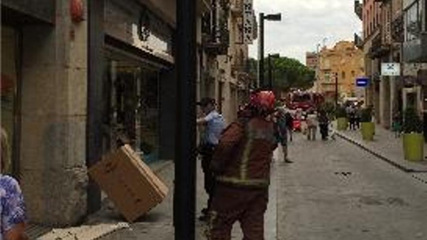 Cau un tros de façana a Figueres