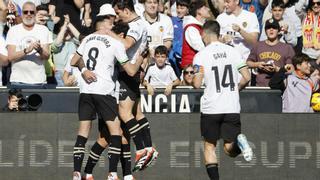 El Valencia sufre para ganar al Almería