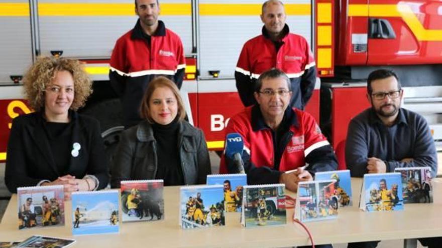 Los bomberos de Torrevieja, modelos del calendario para el albergue de animales