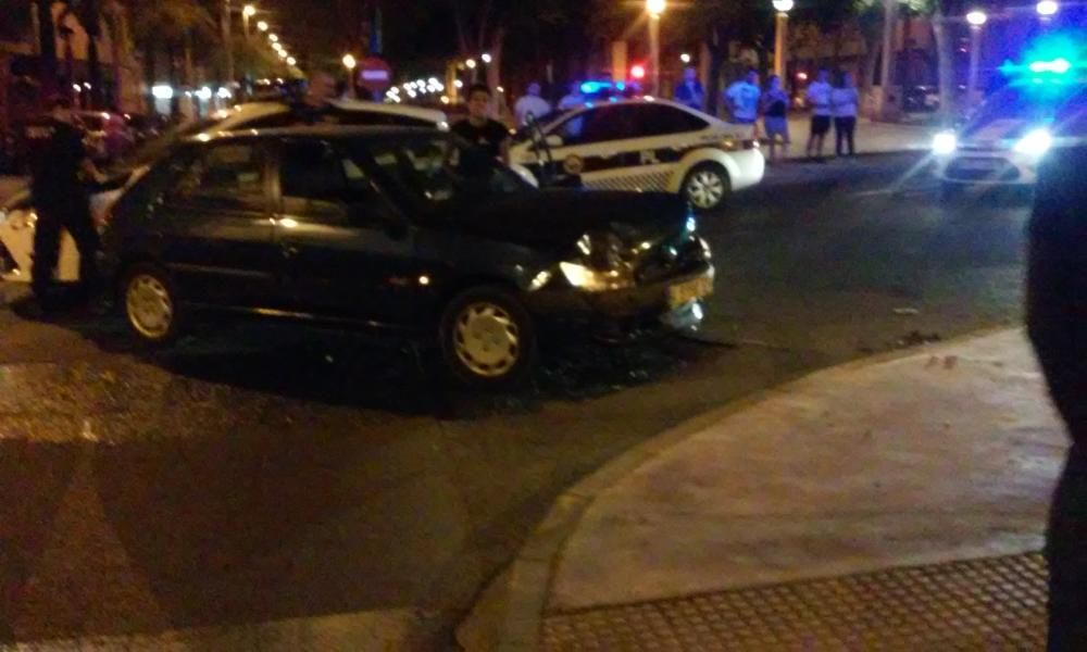 Un coche vuelca después de saltarse un semáforo en