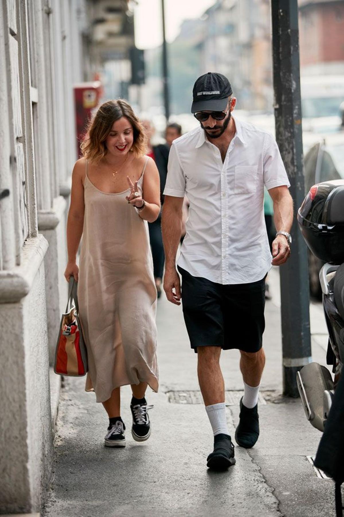 Looks de verano: vestido lencero con zapatillas en el 'street style' de Milán