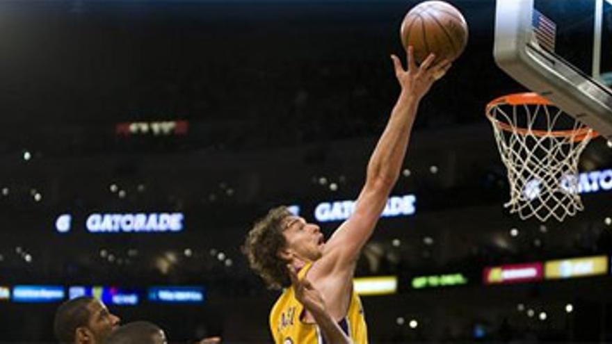 Otro gran partido de Gasol salvó a los Lakers