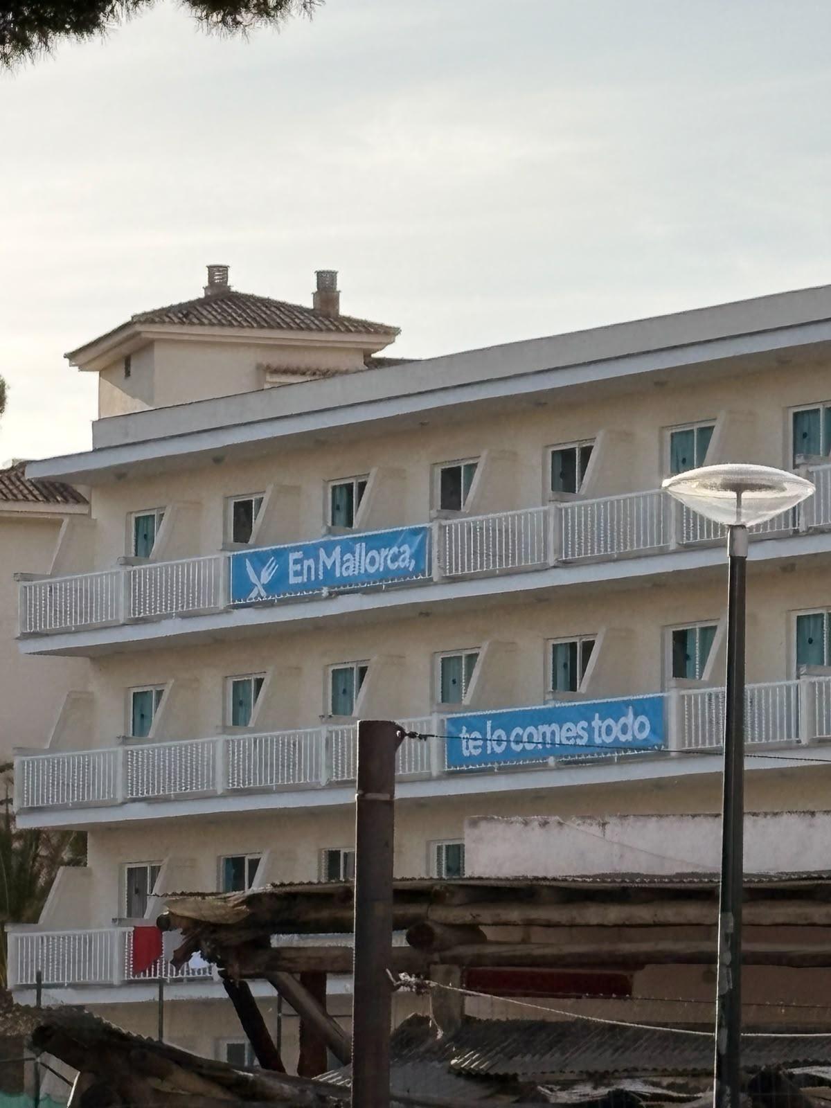 "En Mallorca, te lo comes todo", el lema de la pancarta de un hotel de Cala Rajada.