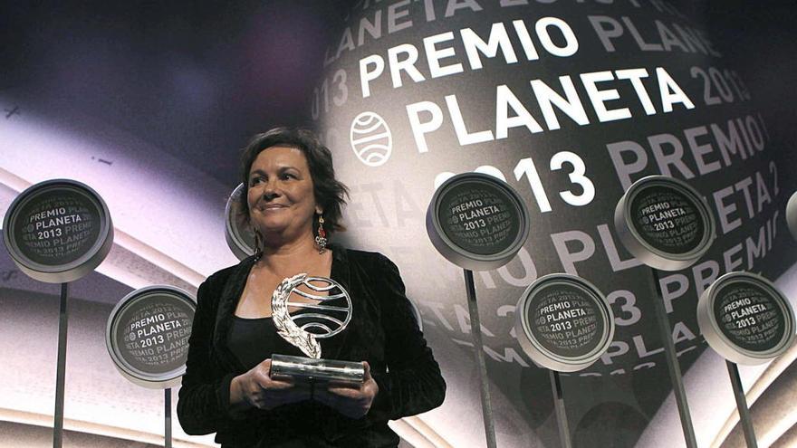 La popular escritora Clara Sánchez, con su Premio Planeta 2013.