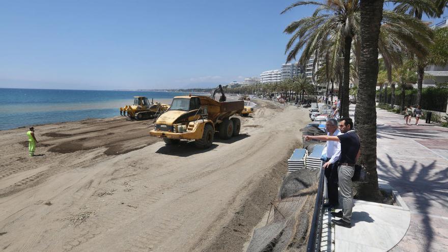 Imagen de archivo de maquinaria trabajando en el aporte de arena en playa de San Pedro de Alcántara.