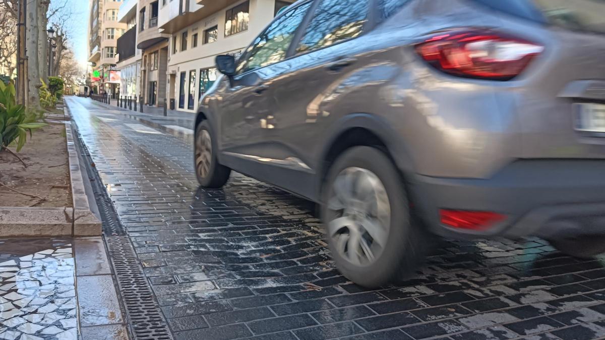 Un vehículo pasa sobre uno de los baches del centro histórico.
