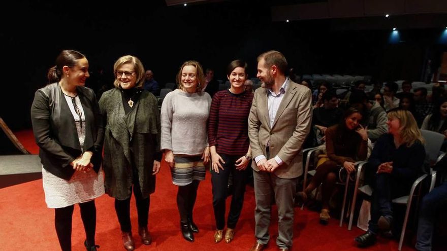 De izquierda a derecha, Laura Rodríguez Calleja, Charo Gómez Haces, Isabel Vinagre Busto, Guiomar Álvarez Reyes y Daniel González Alonso, ayer, en el Club Prensa Asturiana de LA NUEVA ESPAÑA.