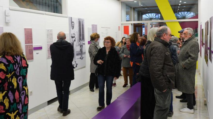 Asistentes a la inauguración de la muestra, ayer. | La Opinión