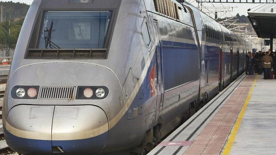 El primer tren d&#039;alta velocitat (model francès) que va sortir de Figueres en direcció Perpinyà, el 19 de desembre de l&#039;any 2010, estacionat a la capital alt-empordanesa