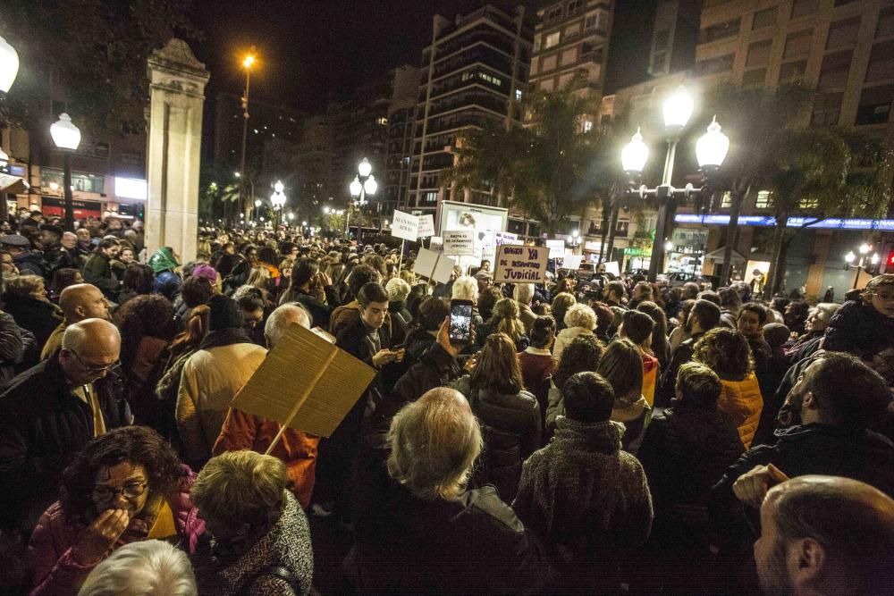 Más de 200 personas en la plaza Calvo Sotelo de Alicante