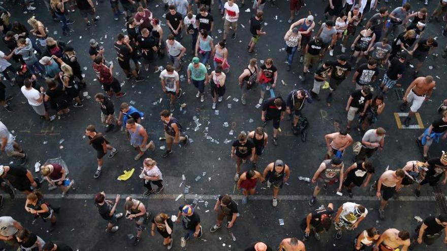 Asistentes al festival abandonan el recinto.