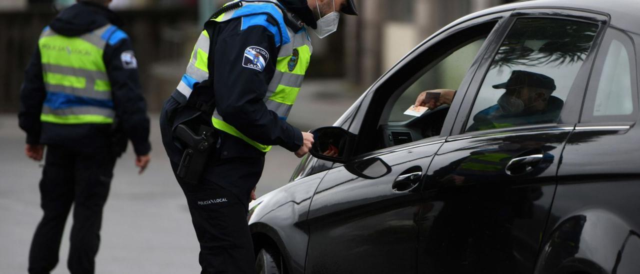 Un control de la Policía Local de Pontevedra. |   // GUSTAVO SANTOS