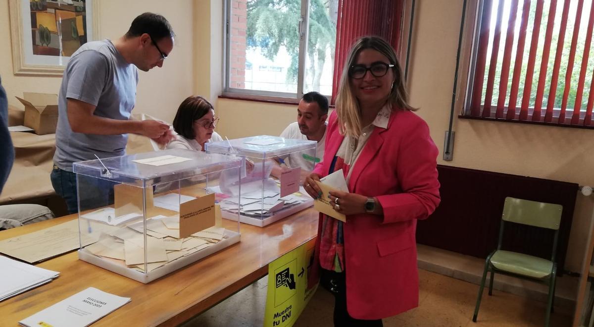 Sara Retuerto ante su mesa electoral
