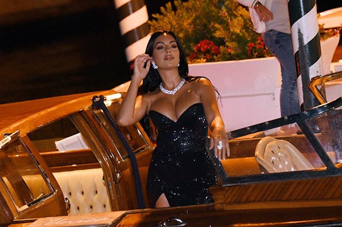 Georgina Rodriguez llegando en yate al festival de cine de Venecia