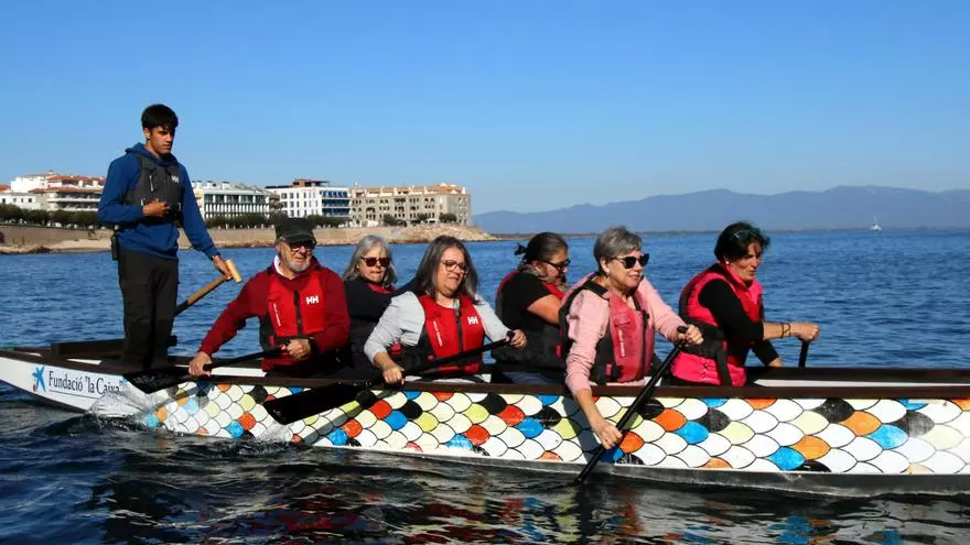 Vídeo | El Club Nàutic de l'Escala promou el Dragon Boat com a teràpia per a supervivents de càncer