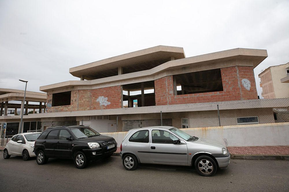 Edificios abandonados en Cala de Bou